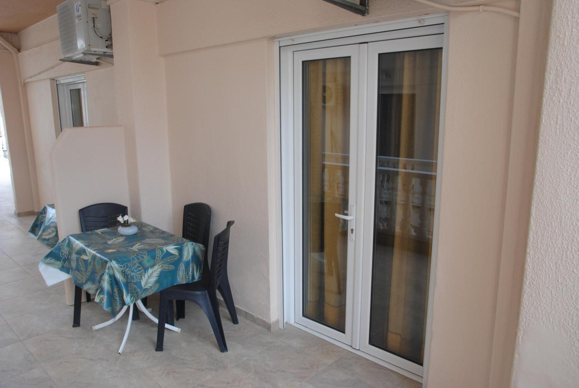 Light Blue Paralia Apartments Екстер'єр фото