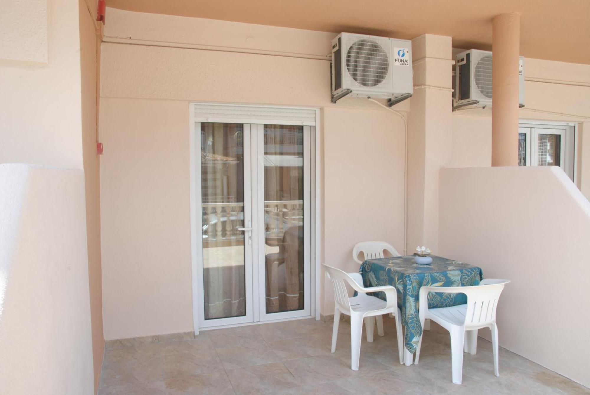 Light Blue Paralia Apartments Екстер'єр фото