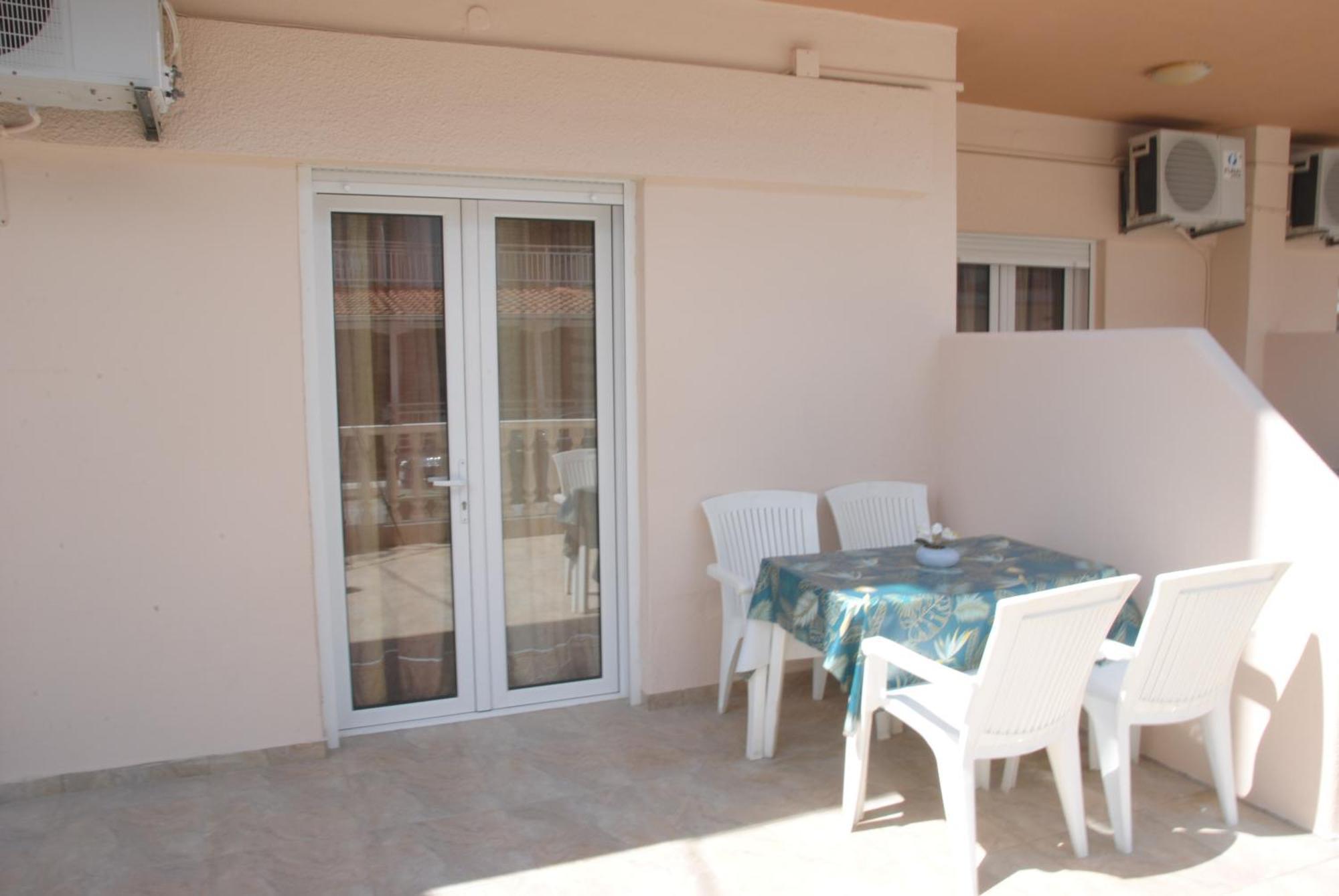 Light Blue Paralia Apartments Екстер'єр фото